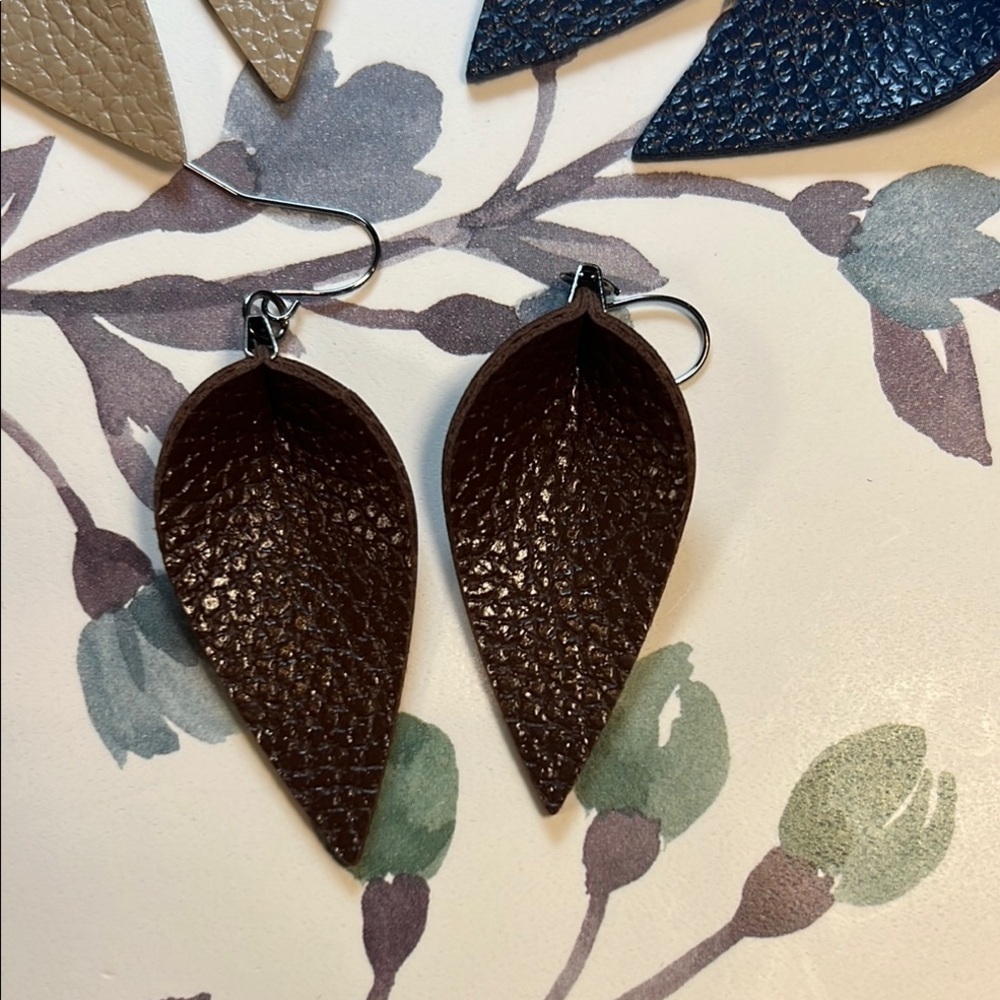 Elegant Leather Leaf Earrings Set - Tan, Blue, Brown - Picture 5 of 12